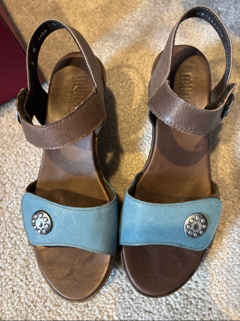 Munro Women’s Blue and Brown Leather Strap Sandals size 5
